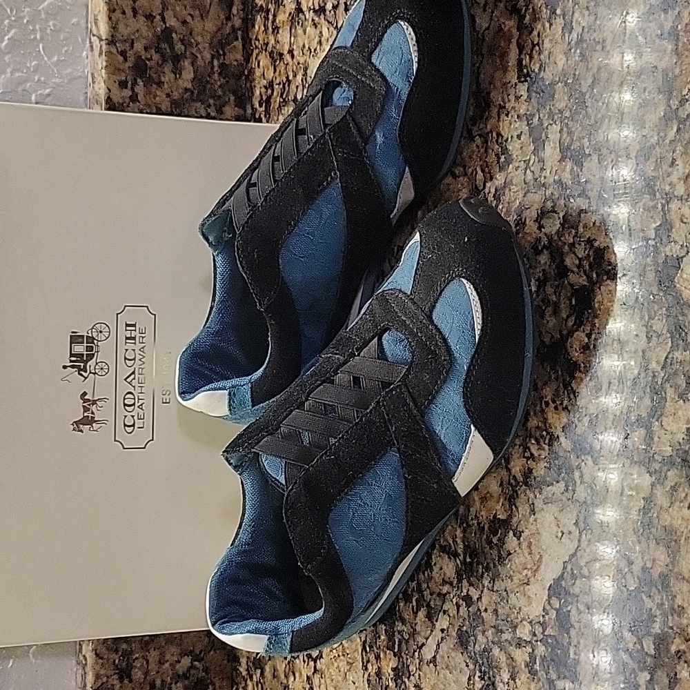 Tennis shoes